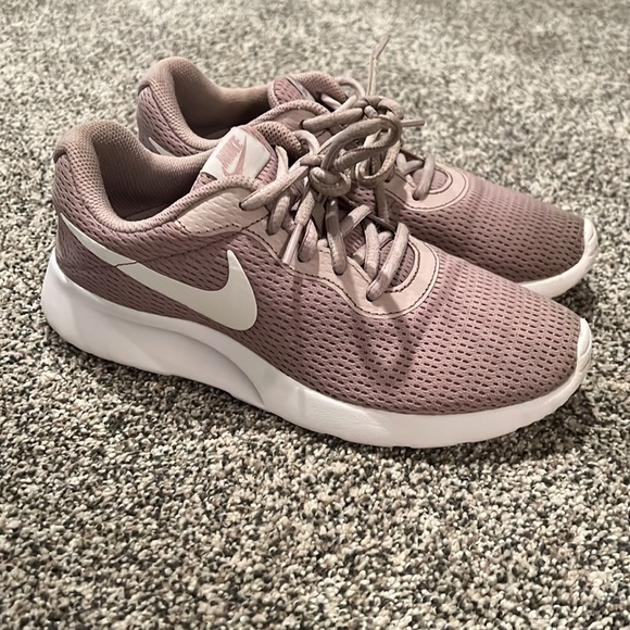 Nike Women’s Tanjun Shoes - Picture 3 of 9